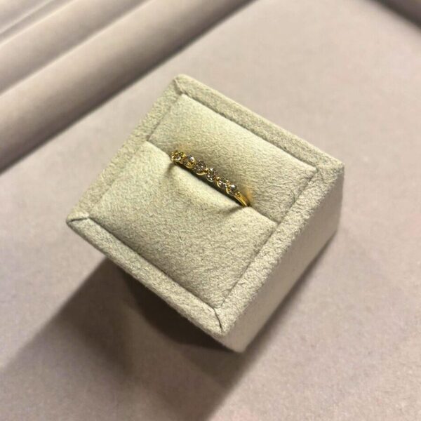 欠点をカバーしつつ美しく魅せる効果も…結婚指輪を華やかに格上げするエタニティリング4選