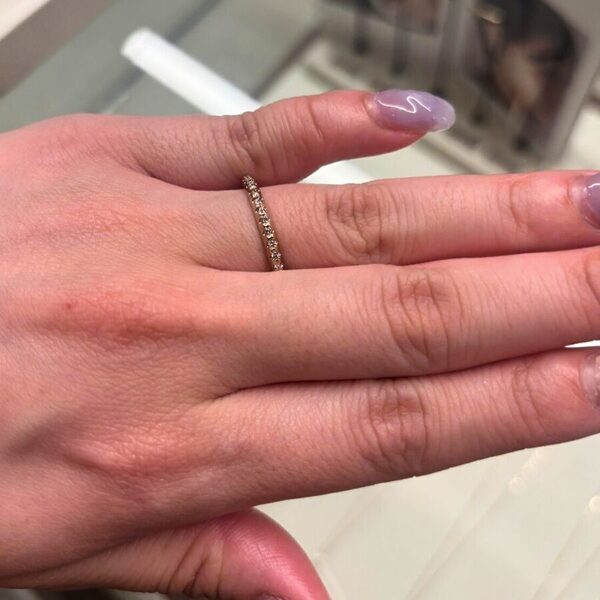 欠点をカバーしつつ美しく魅せる効果も…結婚指輪を華やかに格上げするエタニティリング4選