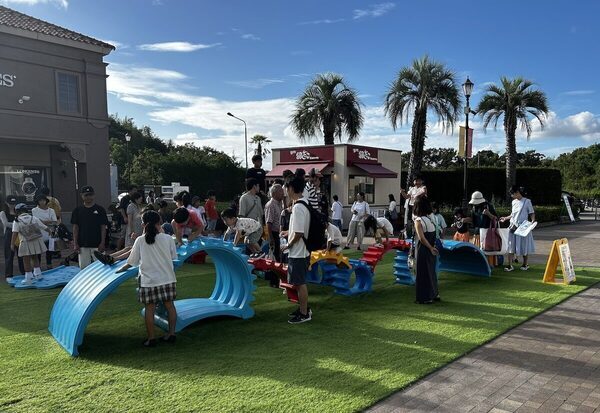 暑い秋に雪!? 季節外れの雪だるま＆10m超恐竜に大興奮！神戸三田アウトレットで『わくわくきっず王国』初開催