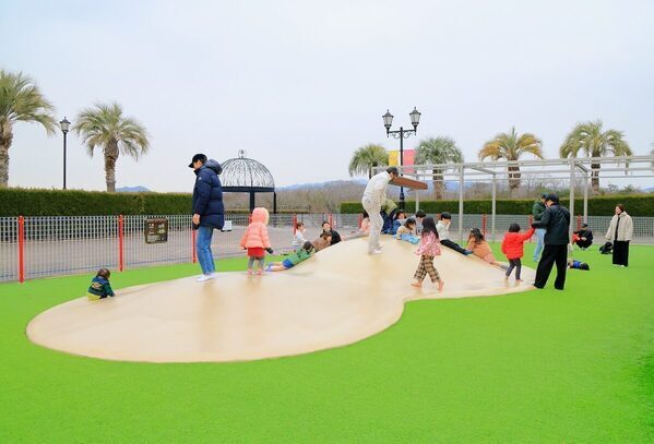 暑い秋に雪!? 季節外れの雪だるま＆10m超恐竜に大興奮！神戸三田アウトレットで『わくわくきっず王国』初開催