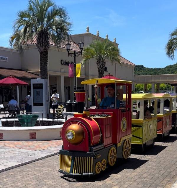 暑い秋に雪!? 季節外れの雪だるま＆10m超恐竜に大興奮！神戸三田アウトレットで『わくわくきっず王国』初開催