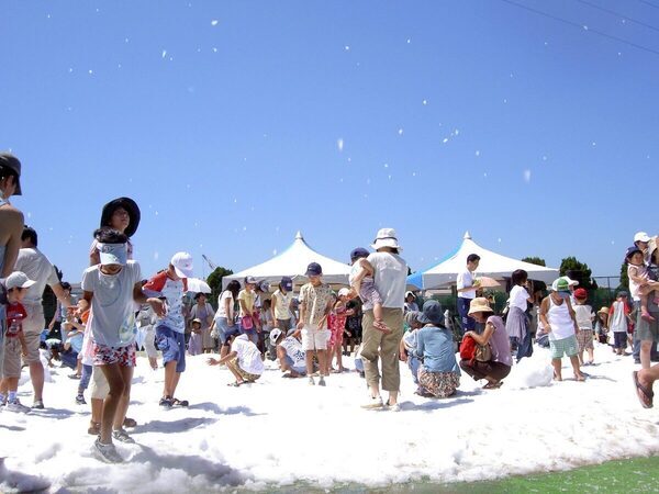 暑い秋に雪!? 季節外れの雪だるま＆10m超恐竜に大興奮！神戸三田アウトレットで『わくわくきっず王国』初開催