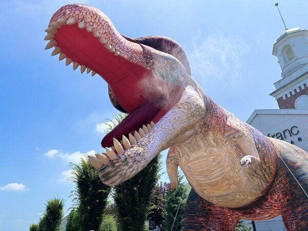 暑い秋に雪!? 季節外れの雪だるま＆10m超恐竜に大興奮！神戸三田アウトレットで『わくわくきっず王国』初開催