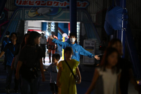 【もしも遊園地で地震が起きたら】よみうりランドの避難訓練に来園者120名が参加。子どもたちの様子は？