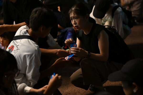 【もしも遊園地で地震が起きたら】よみうりランドの避難訓練に来園者120名が参加。子どもたちの様子は？