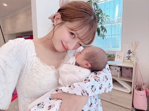 辻希美さん「全然目が見えない」「声が出なくなっちゃって」第五子出産から初の緊急生配信に「無理しないで寝てくれ」