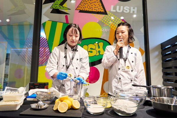 【当選確率214倍!? 】激戦をくぐり抜けて「LUSH」の工場見学へ！ 親子でバスボムの秘密にびっくり