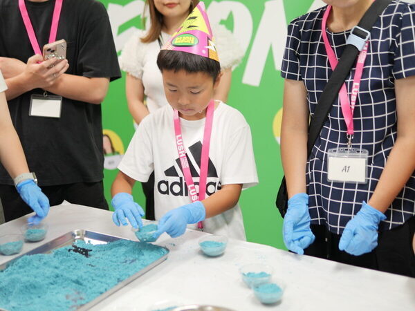 【当選確率214倍!? 】激戦をくぐり抜けて「LUSH」の工場見学へ！ 親子でバスボムの秘密にびっくり