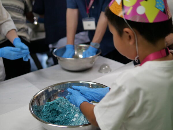 【当選確率214倍!? 】激戦をくぐり抜けて「LUSH」の工場見学へ！ 親子でバスボムの秘密にびっくり