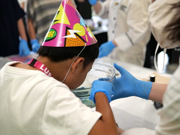 【当選確率214倍!? 】激戦をくぐり抜けて「LUSH」の工場見学へ！ 親子でバスボムの秘密にびっくり