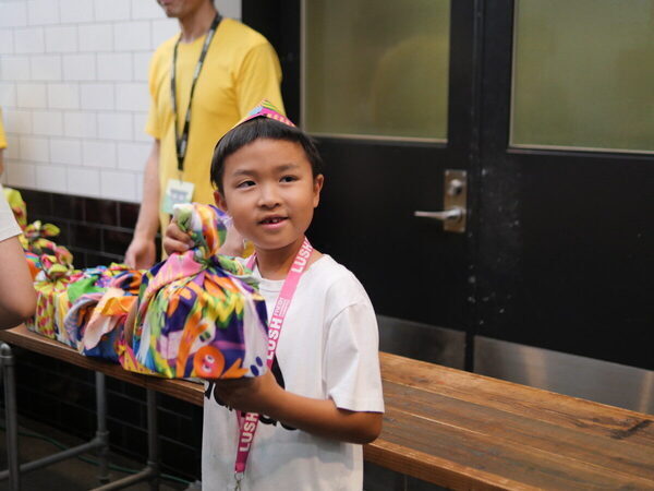 【当選確率214倍!? 】激戦をくぐり抜けて「LUSH」の工場見学へ！ 親子でバスボムの秘密にびっくり