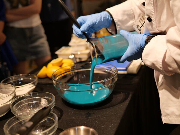 【当選確率214倍!? 】激戦をくぐり抜けて「LUSH」の工場見学へ！ 親子でバスボムの秘密にびっくり