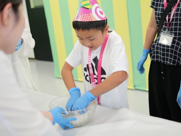 【当選確率214倍!? 】激戦をくぐり抜けて「LUSH」の工場見学へ！ 親子でバスボムの秘密にびっくり