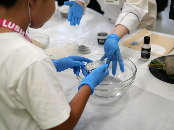 【当選確率214倍!? 】激戦をくぐり抜けて「LUSH」の工場見学へ！ 親子でバスボムの秘密にびっくり