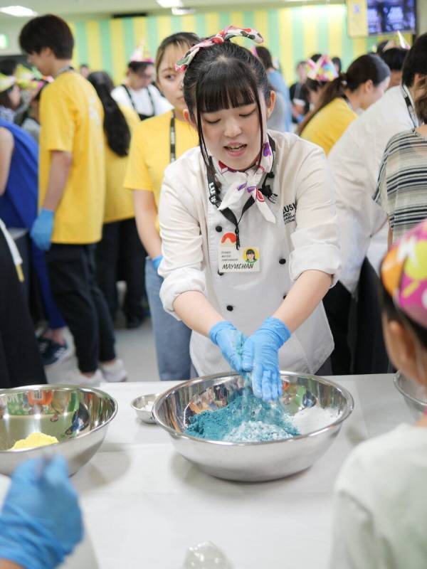 【当選確率214倍!? 】激戦をくぐり抜けて「LUSH」の工場見学へ！ 親子でバスボムの秘密にびっくり