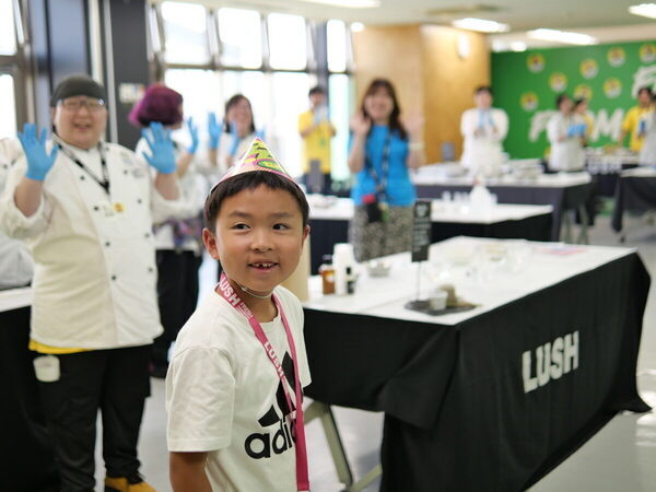 【当選確率214倍!? 】激戦をくぐり抜けて「LUSH」の工場見学へ！ 親子でバスボムの秘密にびっくり