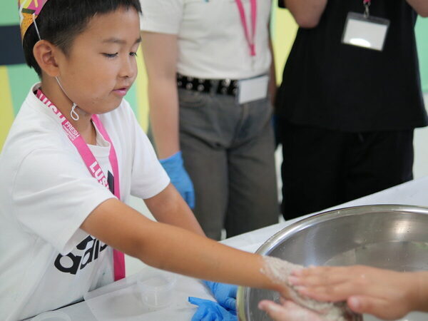 【当選確率214倍!? 】激戦をくぐり抜けて「LUSH」の工場見学へ！ 親子でバスボムの秘密にびっくり