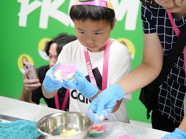 【当選確率214倍!? 】激戦をくぐり抜けて「LUSH」の工場見学へ！ 親子でバスボムの秘密にびっくり