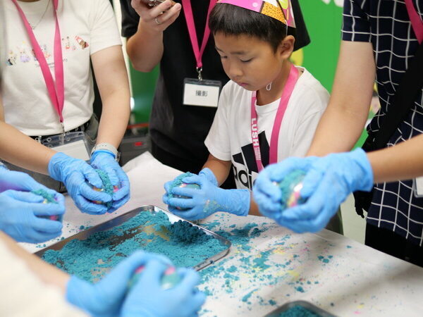 【当選確率214倍!? 】激戦をくぐり抜けて「LUSH」の工場見学へ！ 親子でバスボムの秘密にびっくり