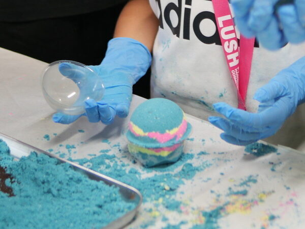 【当選確率214倍!? 】激戦をくぐり抜けて「LUSH」の工場見学へ！ 親子でバスボムの秘密にびっくり