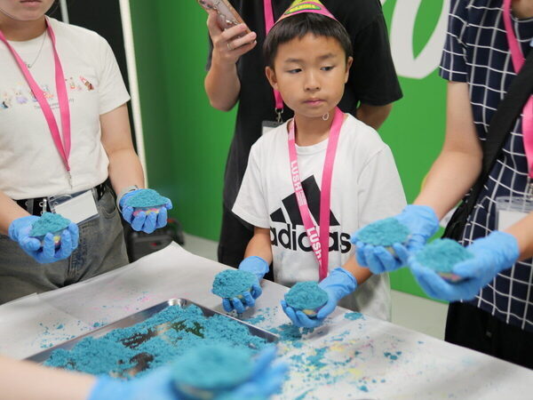 【当選確率214倍!? 】激戦をくぐり抜けて「LUSH」の工場見学へ！ 親子でバスボムの秘密にびっくり