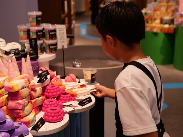 【あのバスボムが作れちゃう】ガチ本気！な「LUSH」の子ども向けお仕事体験プログラムがスゴイ