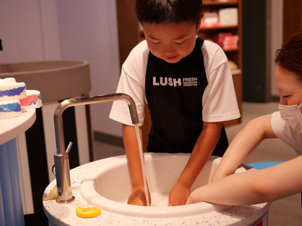 【あのバスボムが作れちゃう】ガチ本気！な「LUSH」の子ども向けお仕事体験プログラムがスゴイ