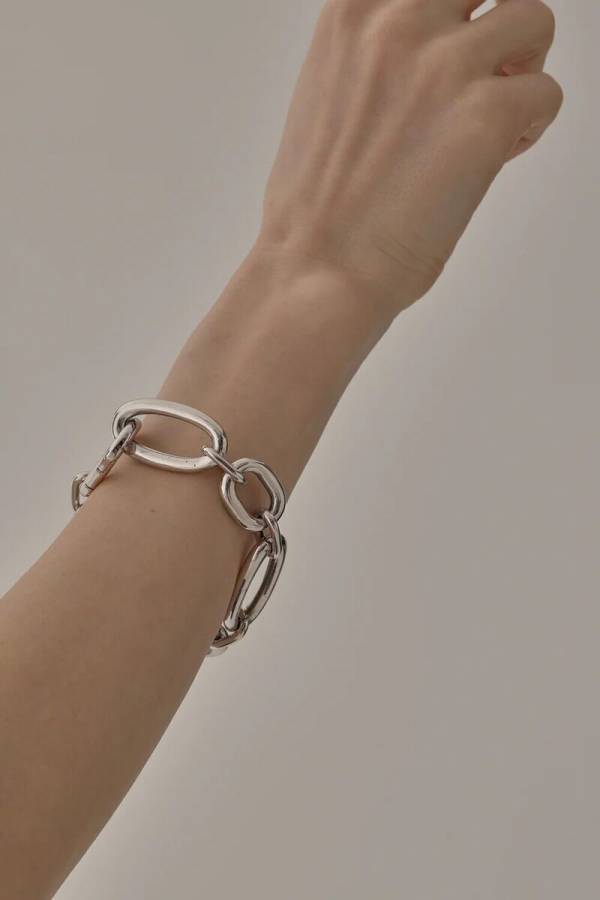 パートナーと色違いでさりげないペア感。ジェンダーレスなデザインで大人同士ならではの絆を表現するAFFECTのジュエリーアイテム