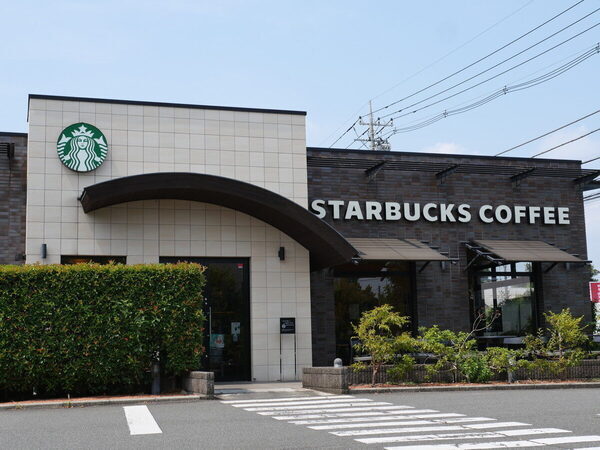 【スタバでアート体験⁉】カフェを彩るおしゃれなチョークアートを学べる！親子で参加できる限定イベント