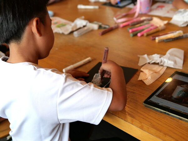 【スタバでアート体験⁉】カフェを彩るおしゃれなチョークアートを学べる！親子で参加できる限定イベント