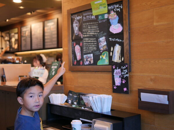 【スタバでアート体験⁉】カフェを彩るおしゃれなチョークアートを学べる！親子で参加できる限定イベント