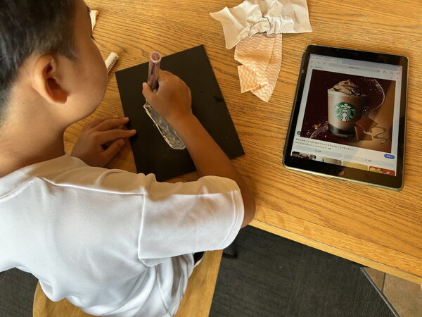 【スタバでアート体験⁉】カフェを彩るおしゃれなチョークアートを学べる！親子で参加できる限定イベント