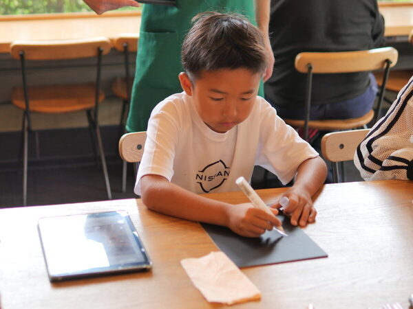 【スタバでアート体験⁉】カフェを彩るおしゃれなチョークアートを学べる！親子で参加できる限定イベント