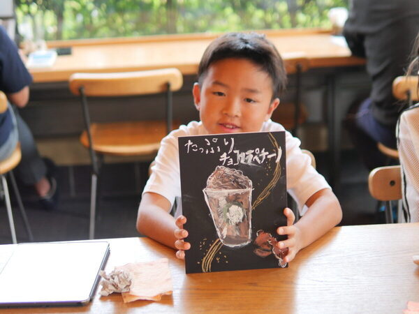 【スタバでアート体験⁉】カフェを彩るおしゃれなチョークアートを学べる！親子で参加できる限定イベント