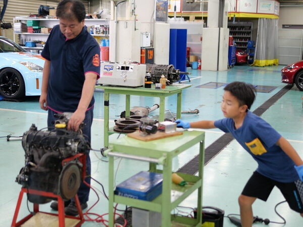 【クルマ好きにはたまらない】「小学生にここまでさせる⁉」本気すぎるエンジン分解を体験！