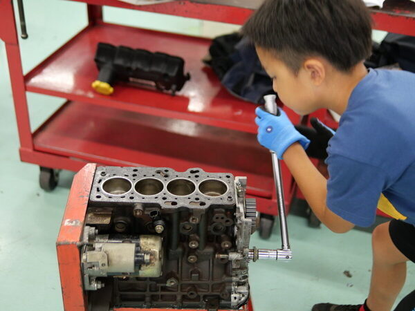 【クルマ好きにはたまらない】「小学生にここまでさせる⁉」本気すぎるエンジン分解を体験！