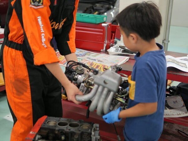 【クルマ好きにはたまらない】「小学生にここまでさせる⁉」本気すぎるエンジン分解を体験！