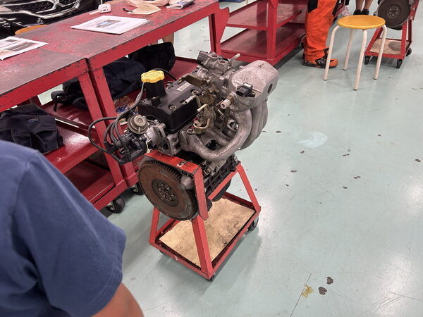 【クルマ好きにはたまらない】「小学生にここまでさせる⁉」本気すぎるエンジン分解を体験！