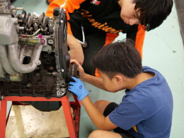 【クルマ好きにはたまらない】「小学生にここまでさせる⁉」本気すぎるエンジン分解を体験！