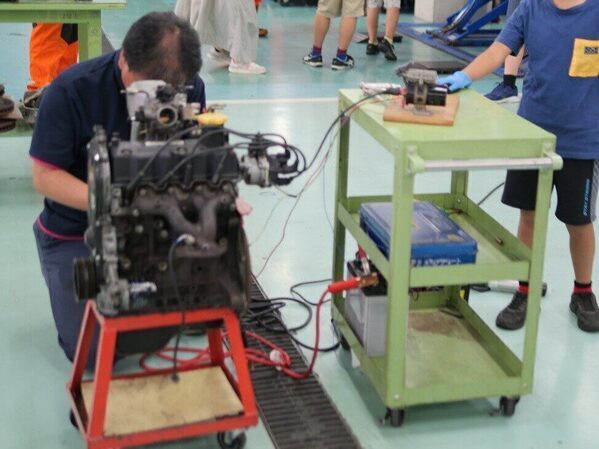【クルマ好きにはたまらない】「小学生にここまでさせる⁉」本気すぎるエンジン分解を体験！