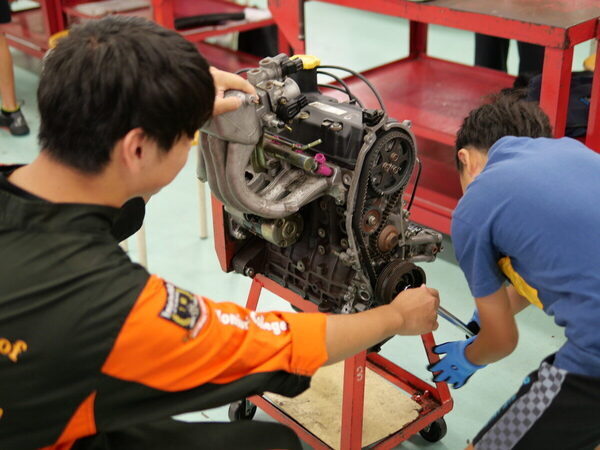 【クルマ好きにはたまらない】「小学生にここまでさせる⁉」本気すぎるエンジン分解を体験！