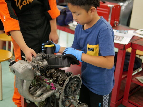 【クルマ好きにはたまらない】「小学生にここまでさせる⁉」本気すぎるエンジン分解を体験！