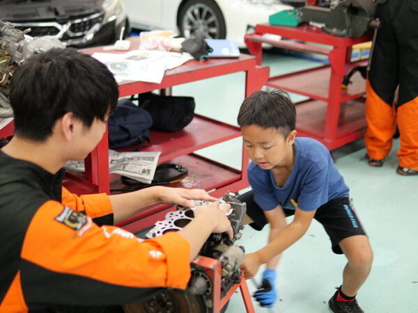 【クルマ好きにはたまらない】「小学生にここまでさせる⁉」本気すぎるエンジン分解を体験！