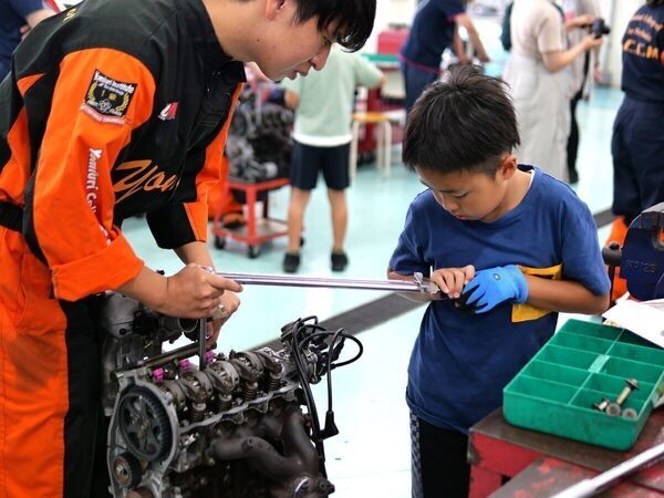 【クルマ好きにはたまらない】「小学生にここまでさせる⁉」本気すぎるエンジン分解を体験！