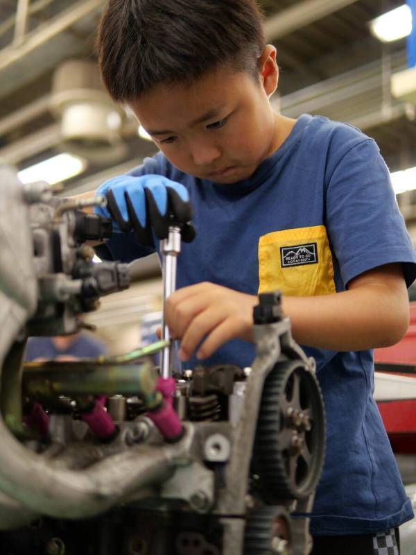 【クルマ好きにはたまらない】「小学生にここまでさせる⁉」本気すぎるエンジン分解を体験！