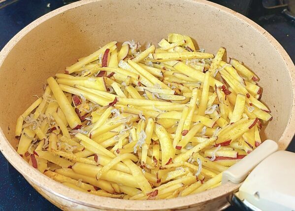 さつまいもを箱で買っても秒でなくなるわ…甘じょっぱさがクセになる、さつまいもとじゃこの塩バターきんぴら