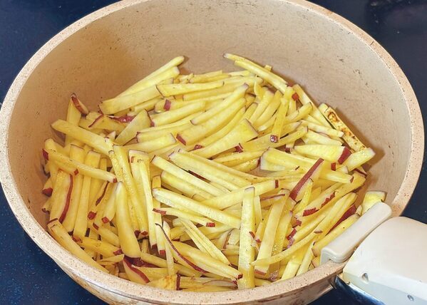 さつまいもを箱で買っても秒でなくなるわ…甘じょっぱさがクセになる、さつまいもとじゃこの塩バターきんぴら