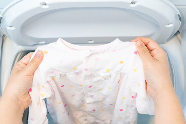 【新米ママの疑問】赤ちゃんの服って大人の服と一緒に洗っていいの？ 洗剤・柔軟剤は？