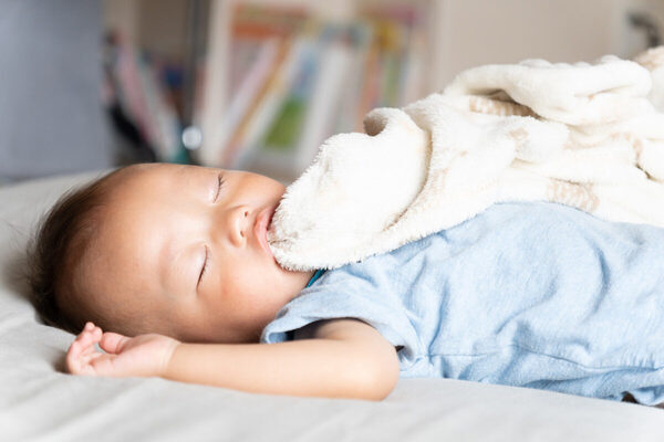 「抱っこでウロウロ」「ママの匂いが染みついていたTシャツをおくるみ代わりに」寝かしつけの“成功パターン”大公開！