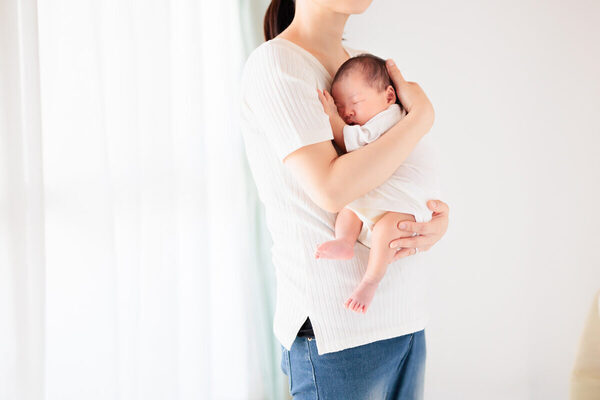 「抱っこでウロウロ」「ママの匂いが染みついていたTシャツをおくるみ代わりに」寝かしつけの“成功パターン”大公開！